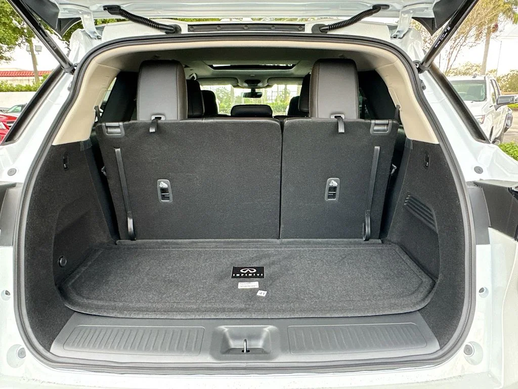 Certified Used 2026 White INFINITI LUXE image 29