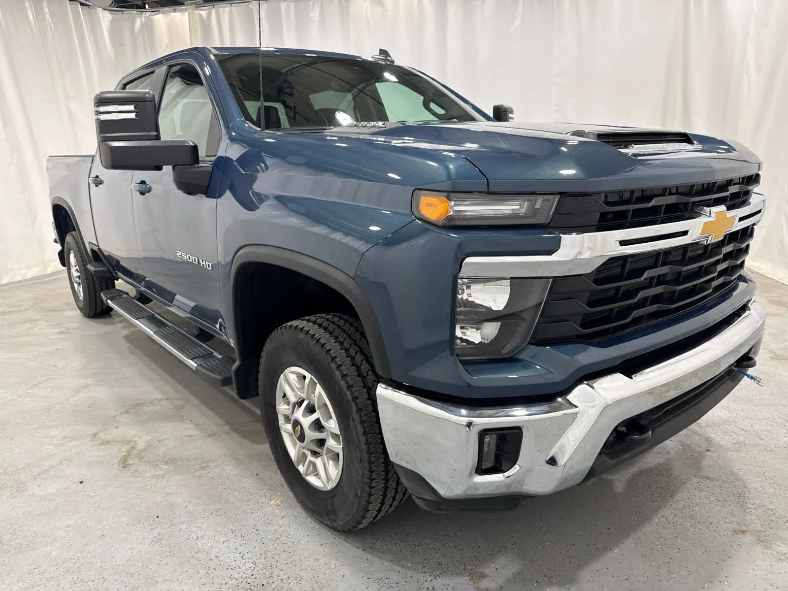 Used 2026 Lakeshore Blue Metallic Chevrolet LT image 7