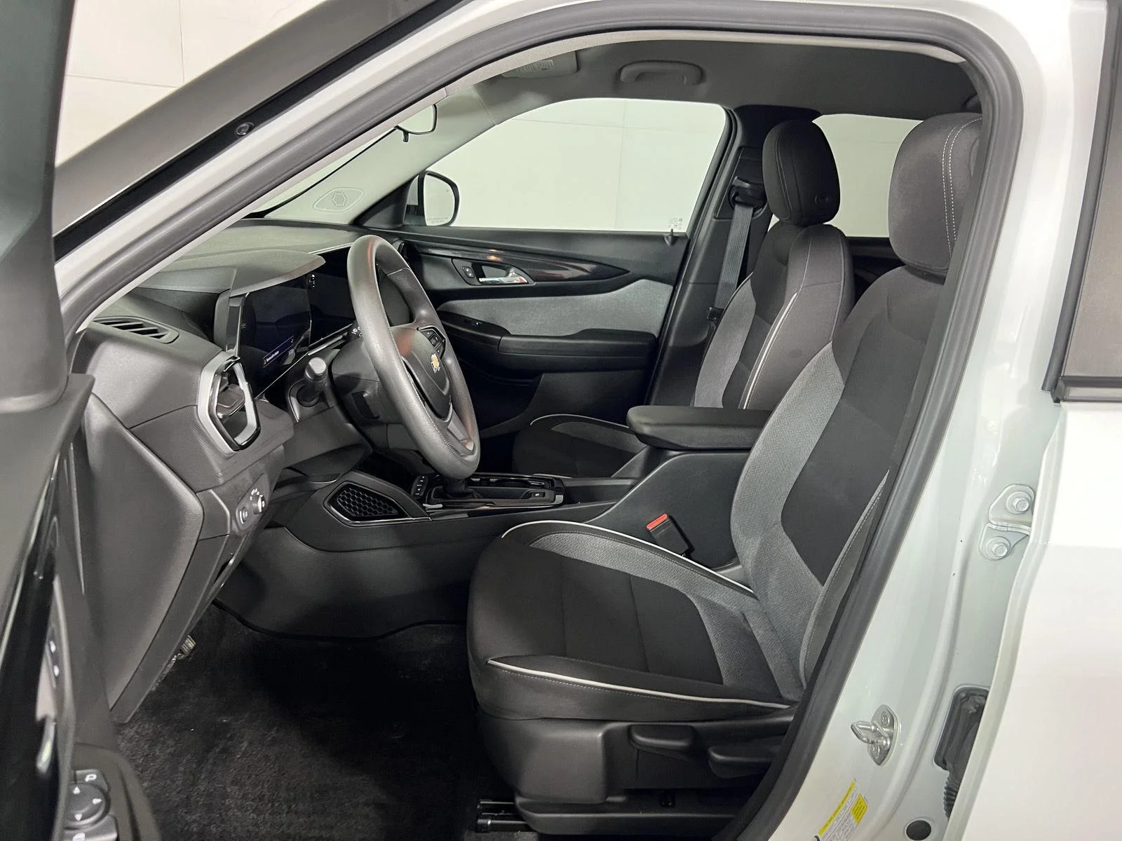 Used 2024 Summit White Chevrolet LT image 13