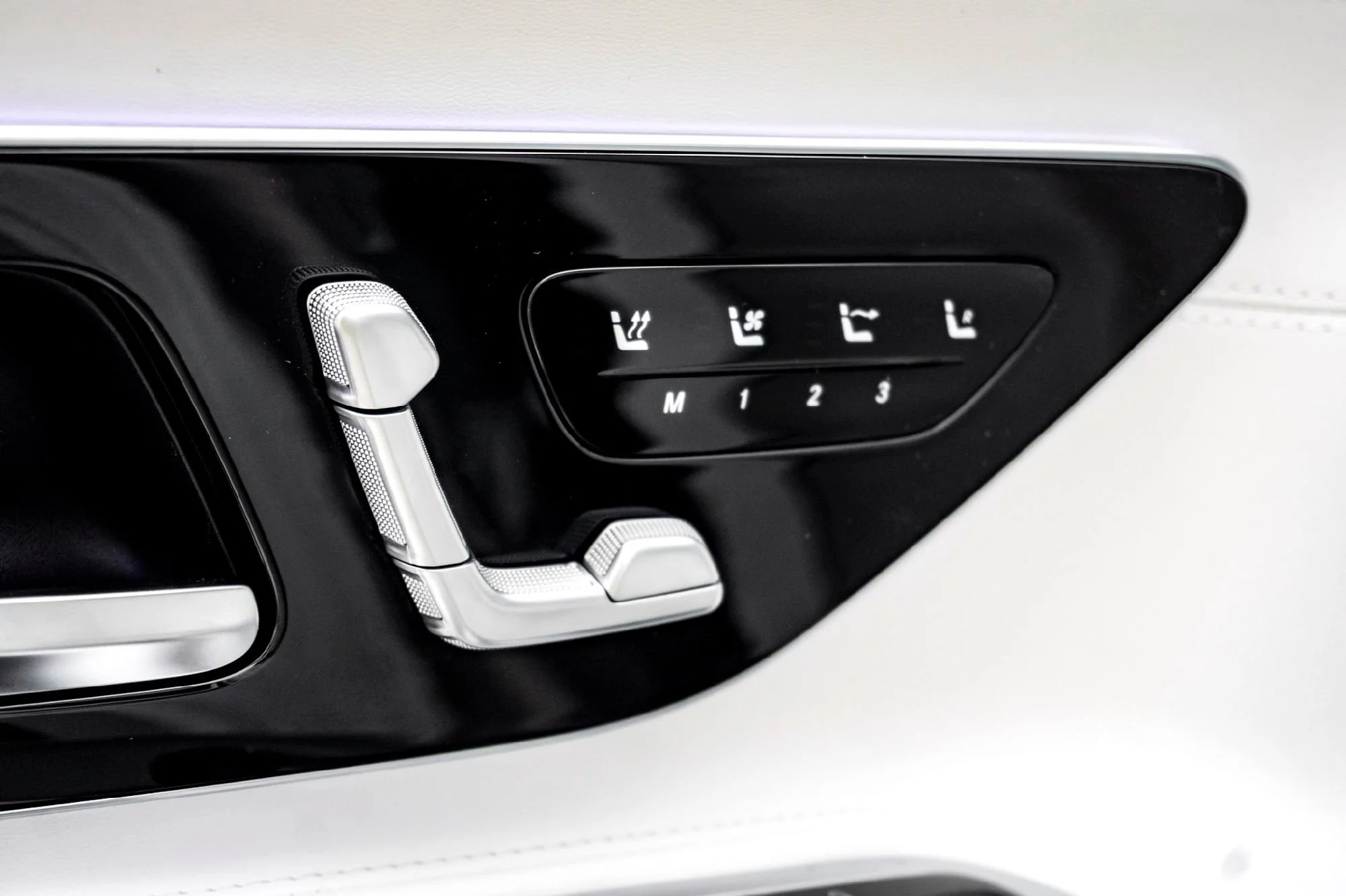 New 2026 White Mercedes-Benz Maybach SL 680 Monogram Series image 16