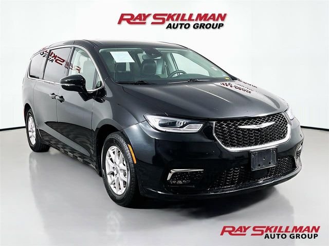 2024 Chrysler Pacifica Touring L's photo