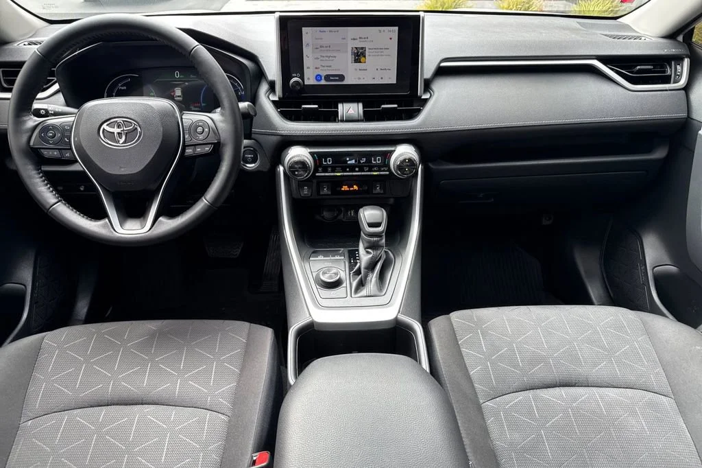 2025 Toyota RAV4 XLE - Photo 13