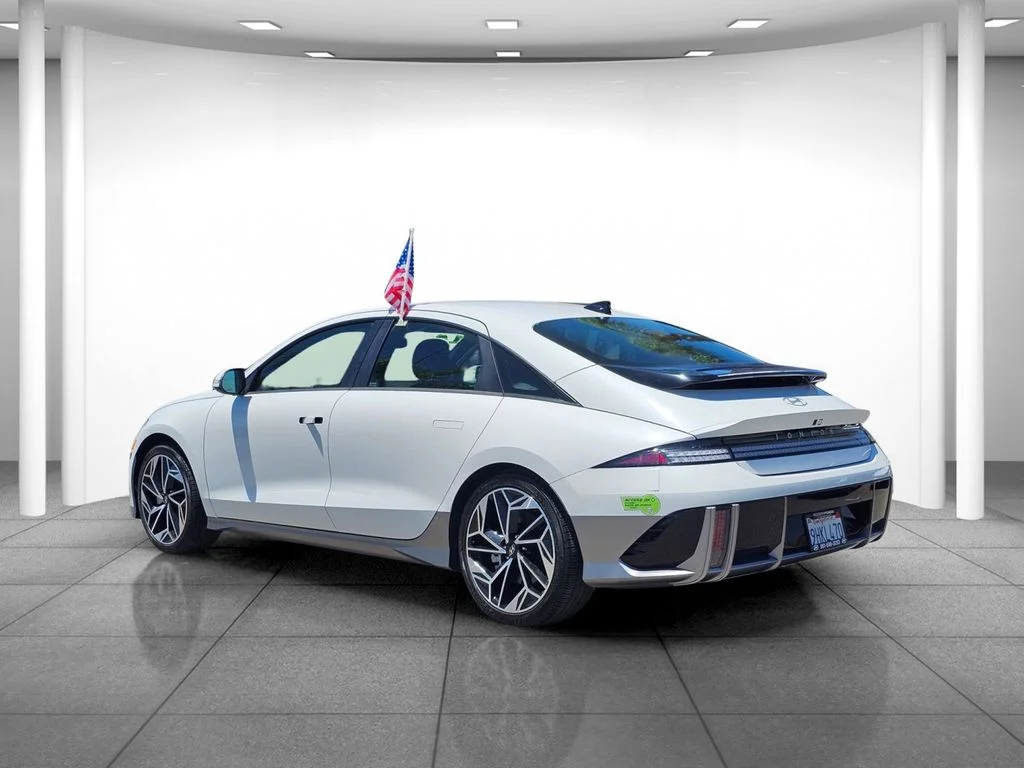Used 2023 White Hyundai SEL image 3