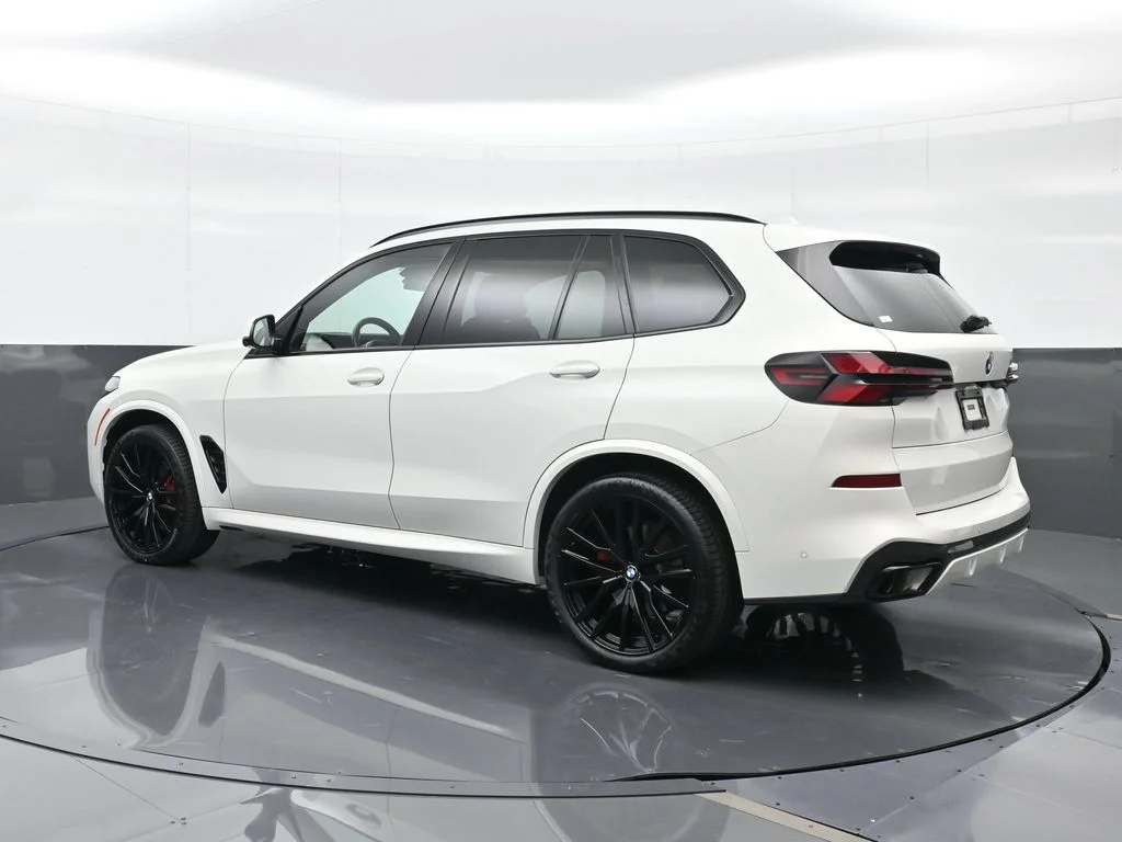 Used 2024 White BMW sDrive40i image 3