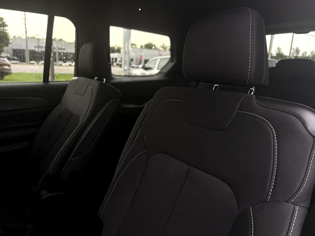 New 2026 Bright White Clear-Coat Exterior Paint Jeep Laredo image 14