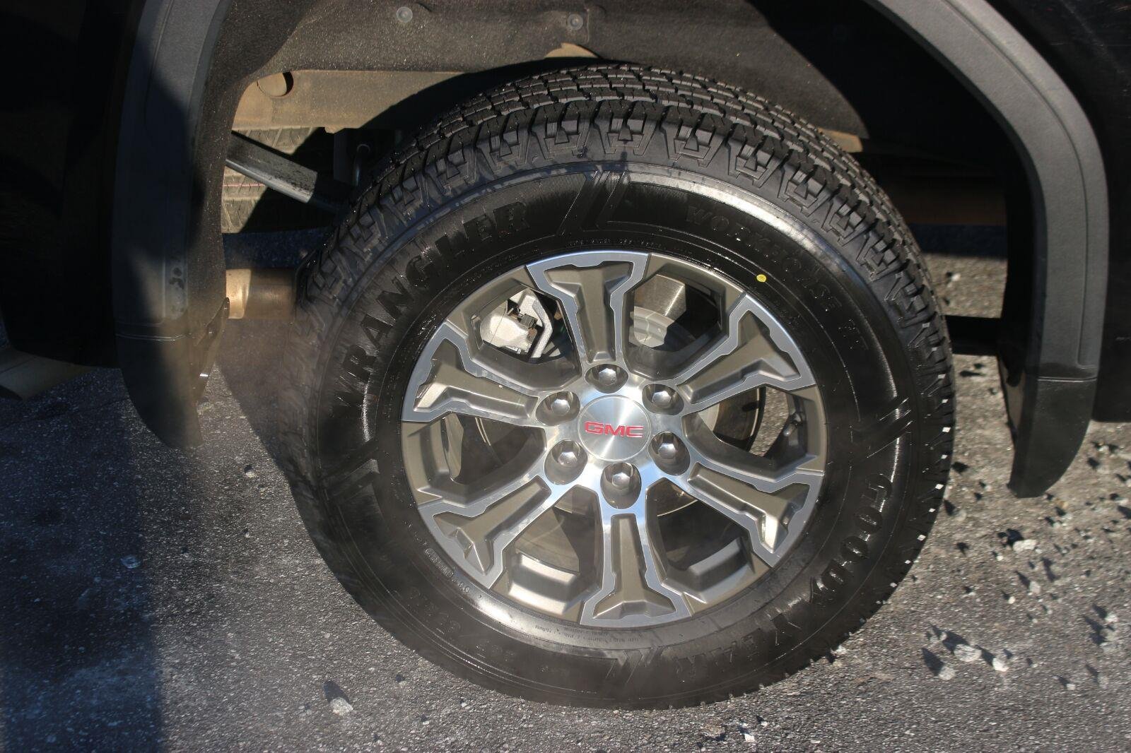 Used 2025 Onyx Black GMC SLT image 35