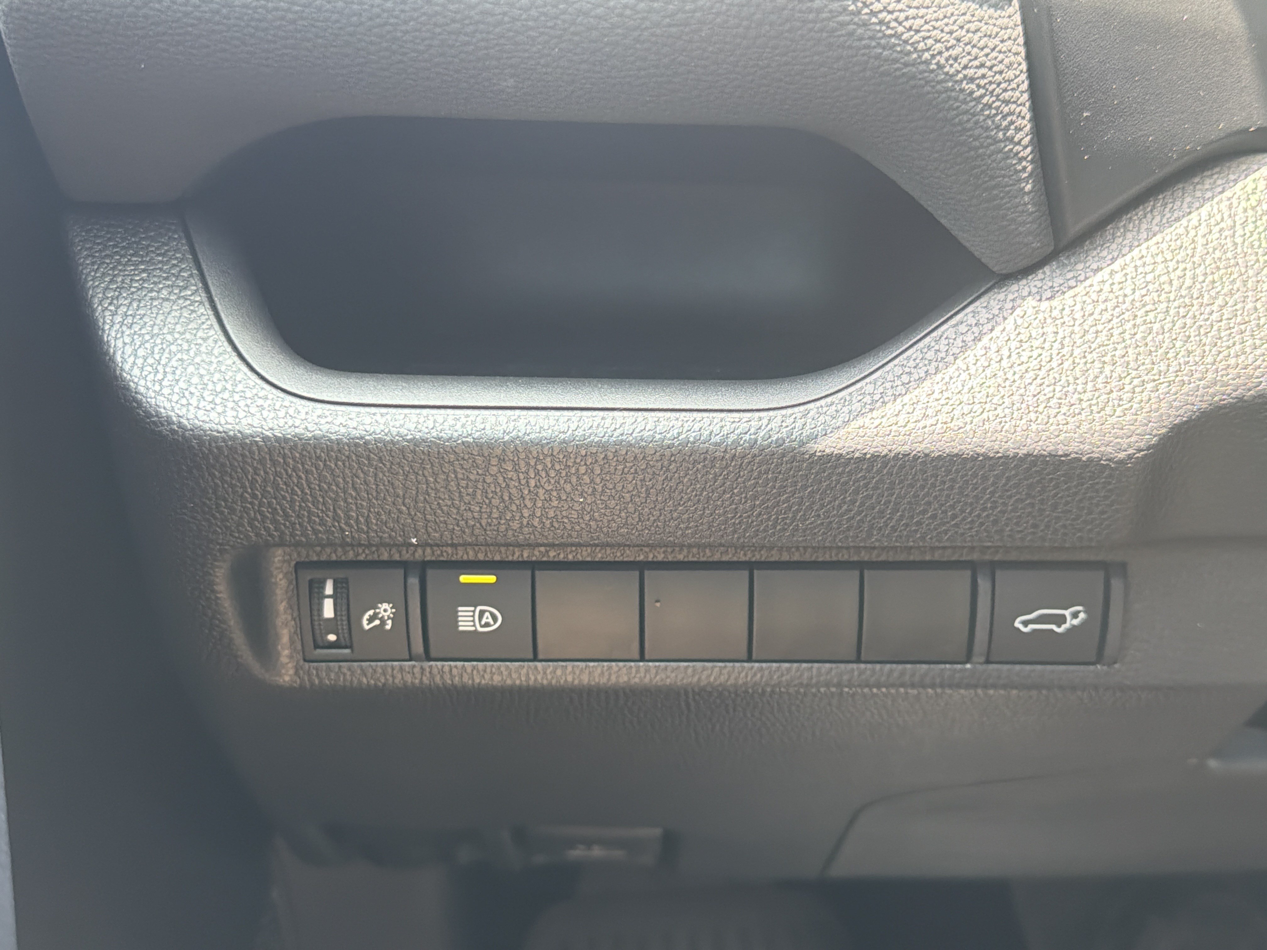 2024 Toyota Venza LE - Photo 13