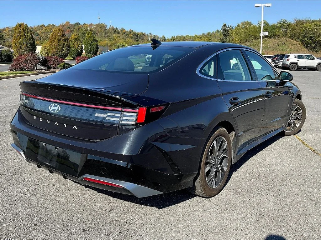 Used 2024 Blue Hyundai SEL image 4