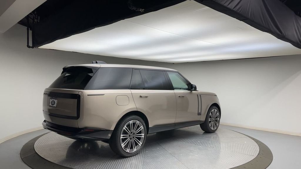 Used 2024  Land Rover SE image 8