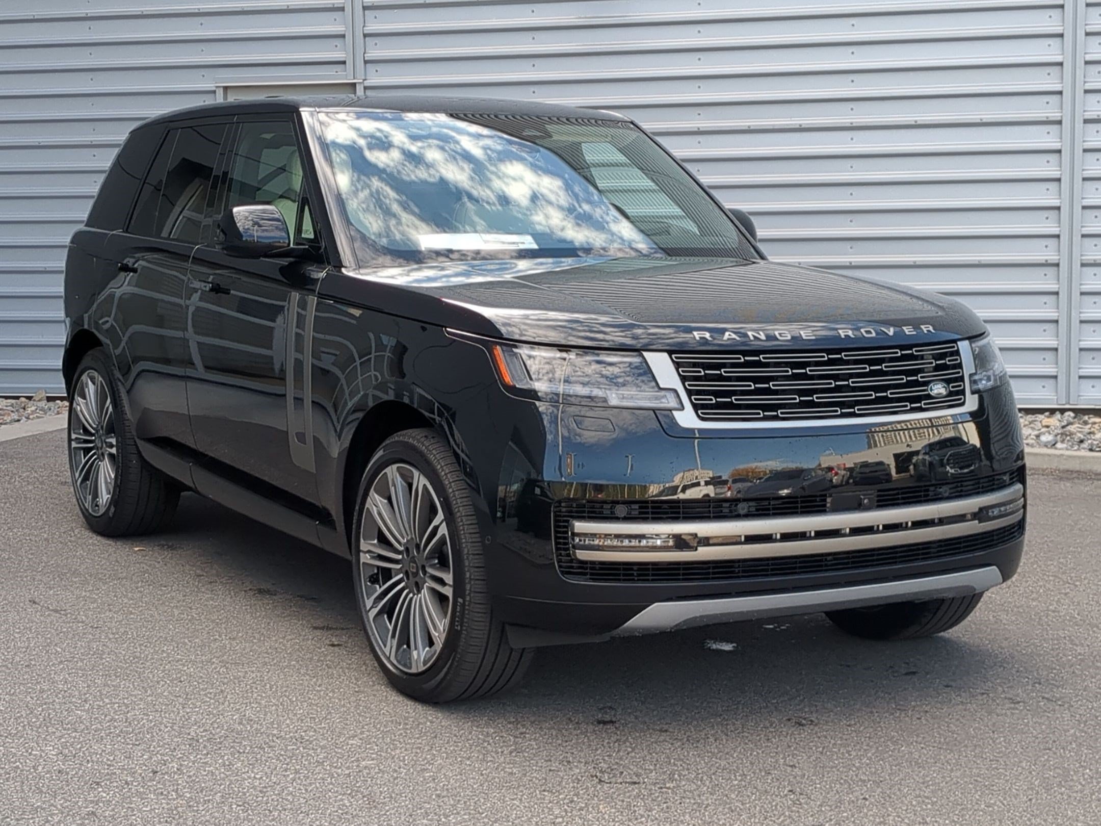 New 2027 Santorini Black Land Rover P530 SE image 3