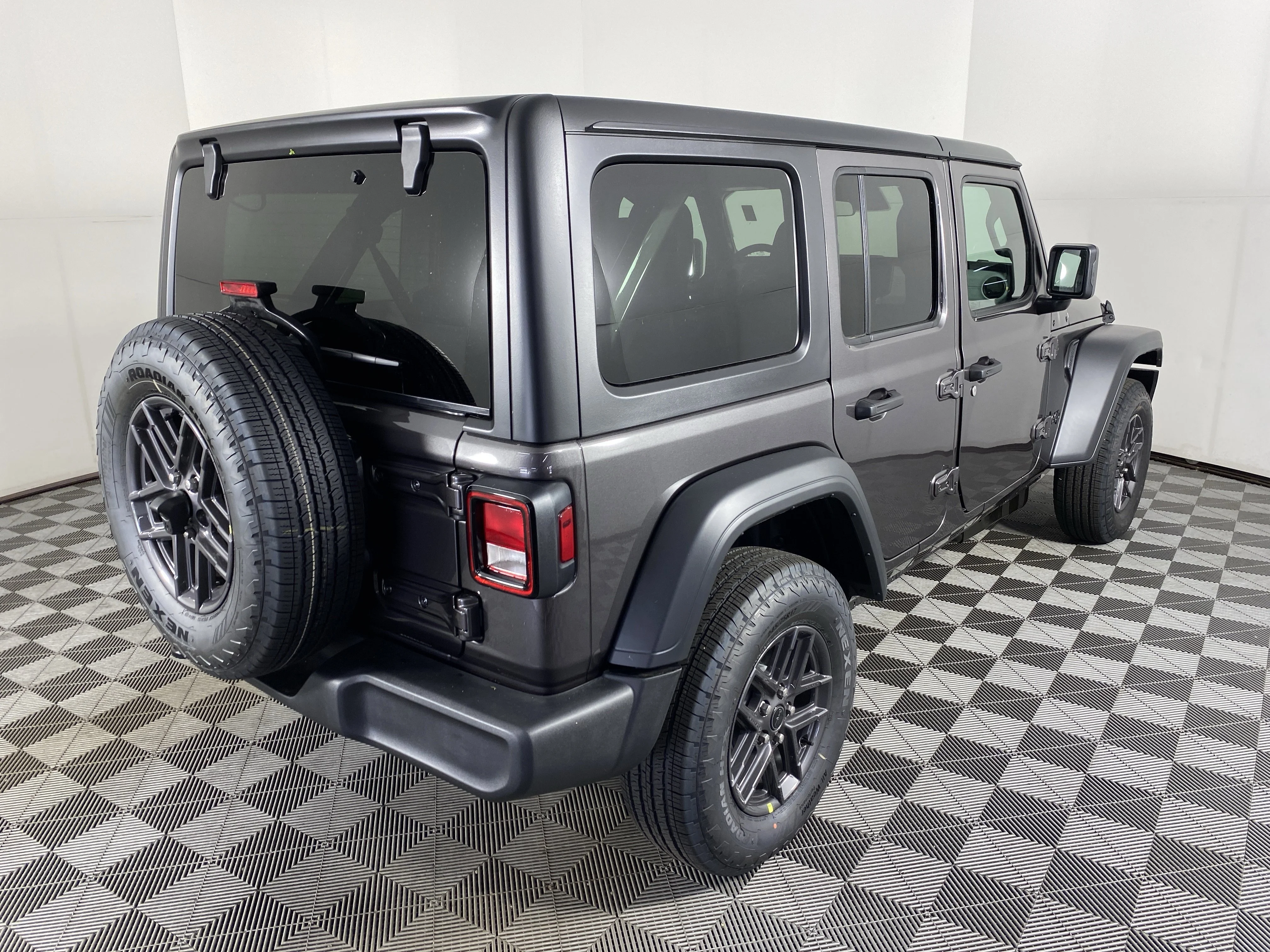 New 2026 Granite Crystal Metallic Clear-Coat Exterior Paint Jeep Sport S image 6
