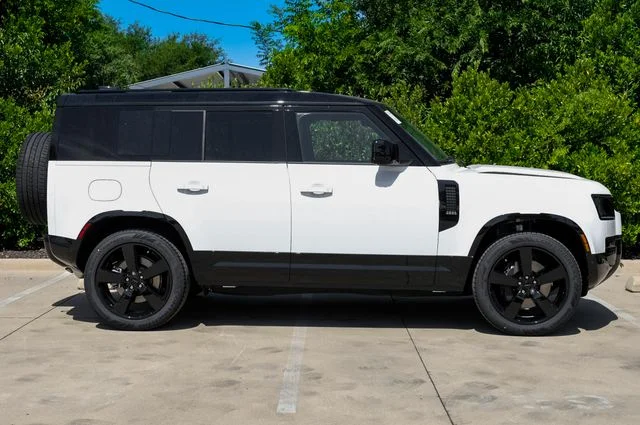 New 2026 White Land Rover X-Dynamic SE image 10