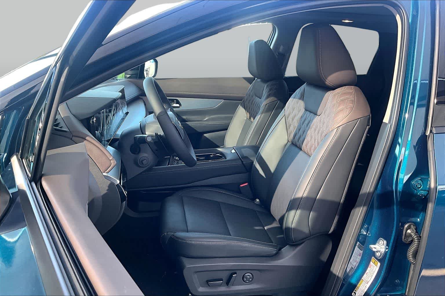 New 2026 Aurora Blue Pearl Metallic / Super Black Two-tone Nissan Platinum image 15