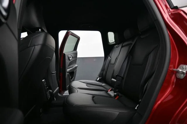 New 2026 Red Hot Pearl-Coat Exterior Paint Jeep Latitude image 23