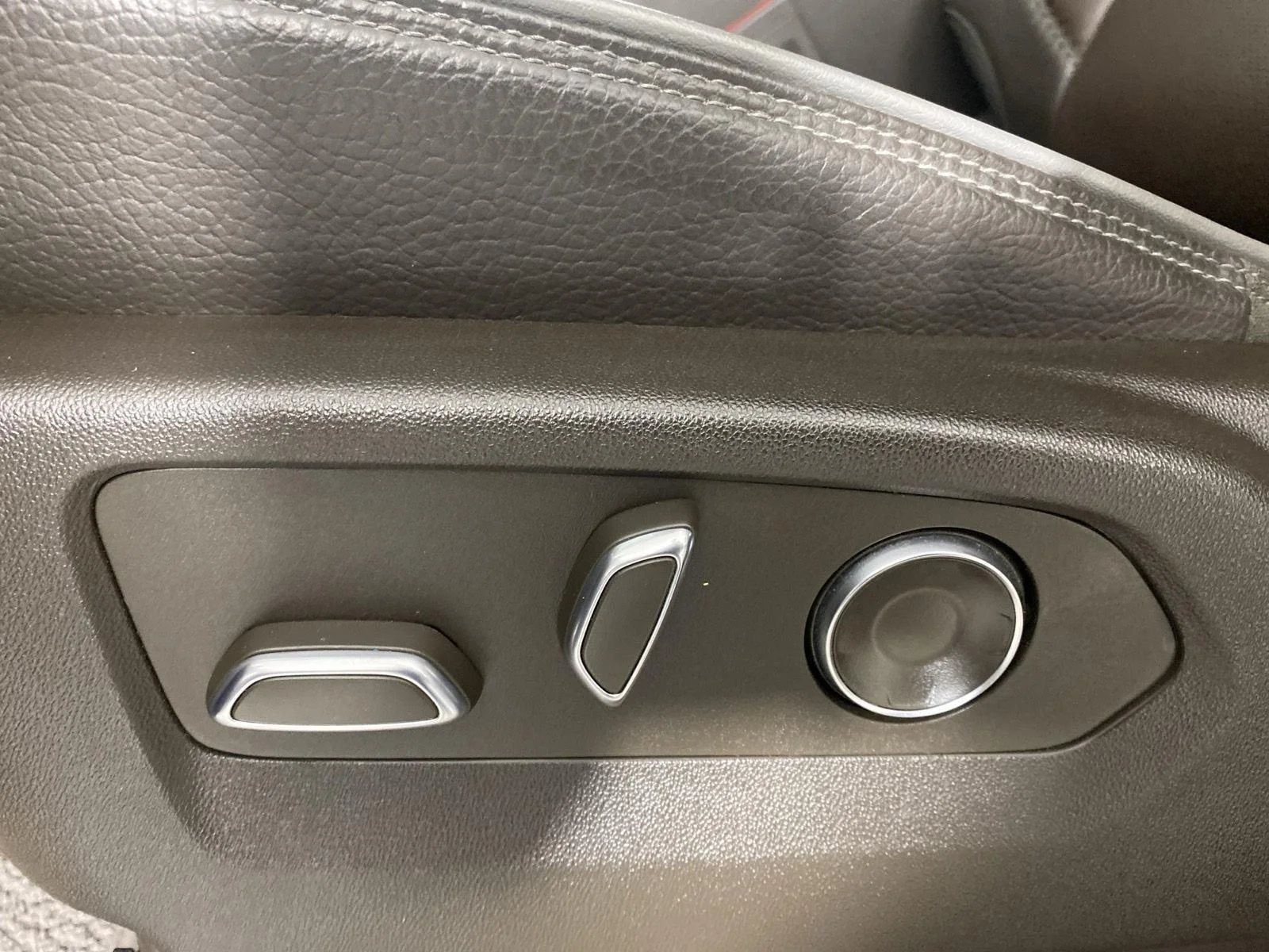 Used 2024 Metallic GMC Denali image 11