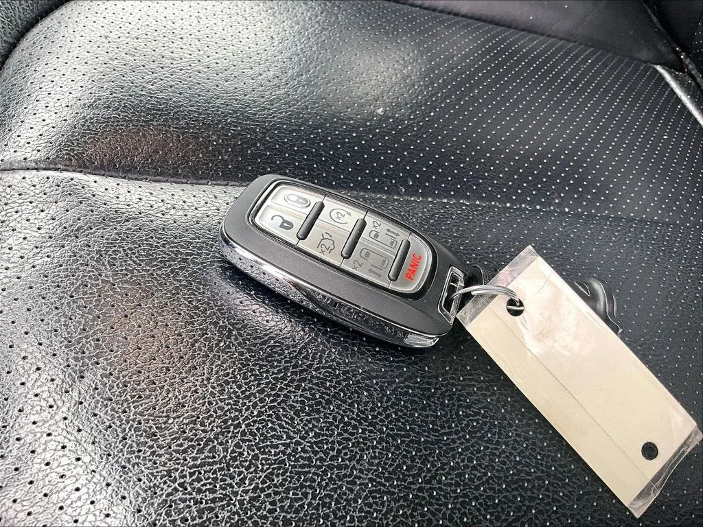 Used 2019 Gray Chrysler Touring L image 10
