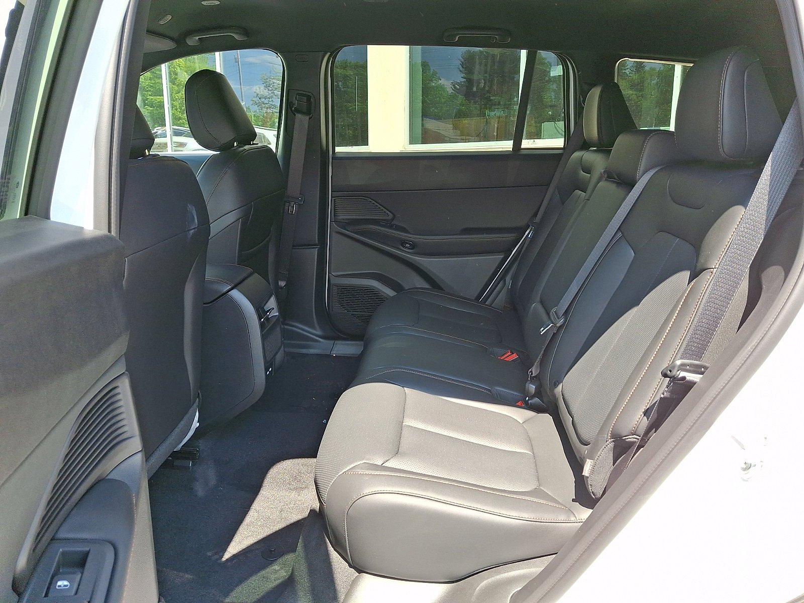 New 2026 Bright White Clear-Coat Exterior Paint Jeep Limited image 6