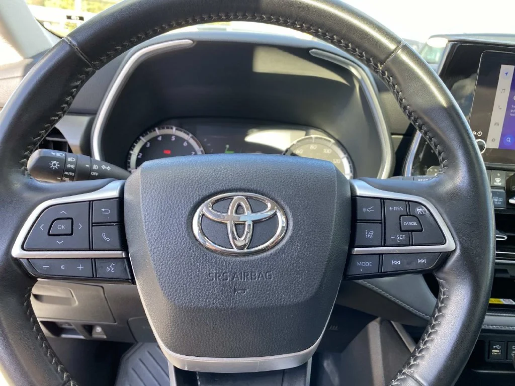 Used 2023 Beige Toyota XLE image 18