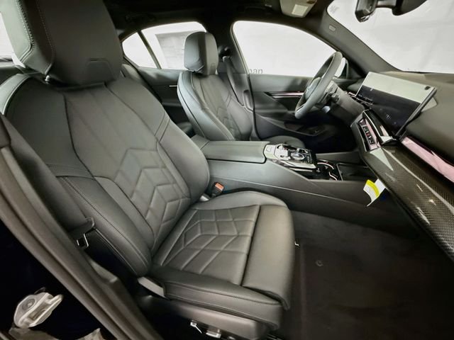 New 2027 Carbon Black Metallic BMW 550e xDrive image 29