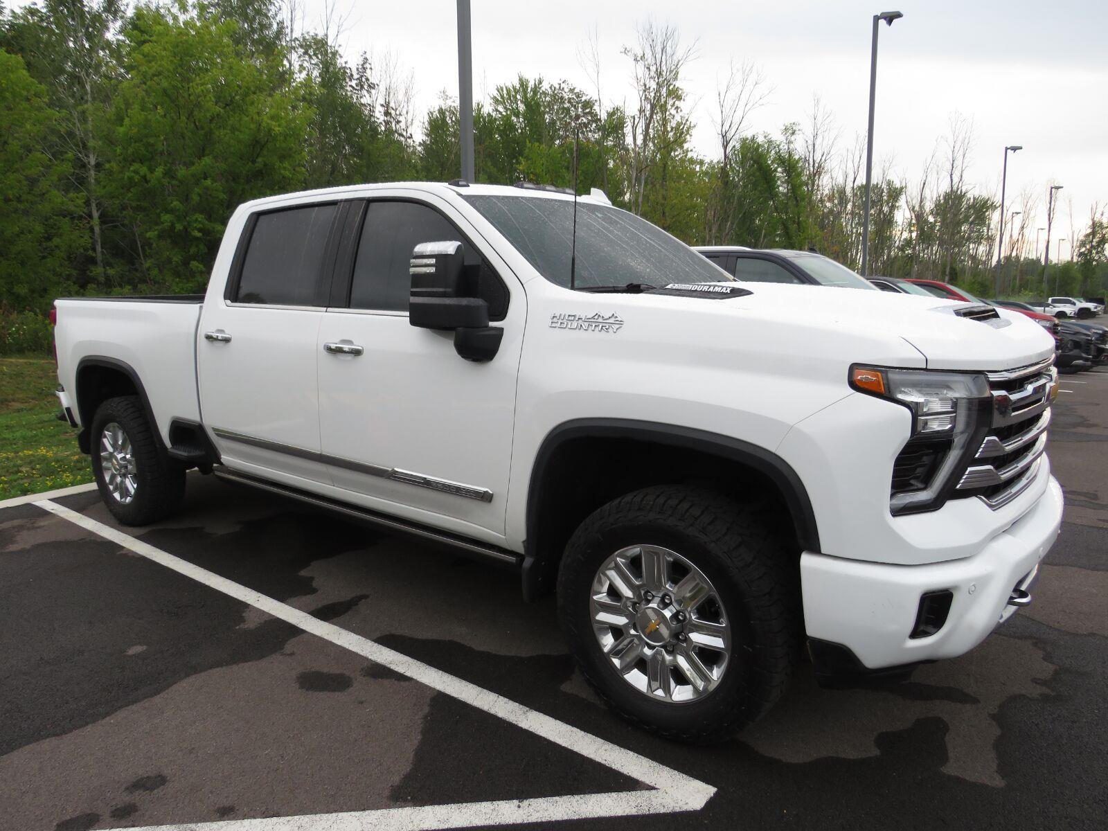 Used 2024 Summit White Chevrolet High Country image 6