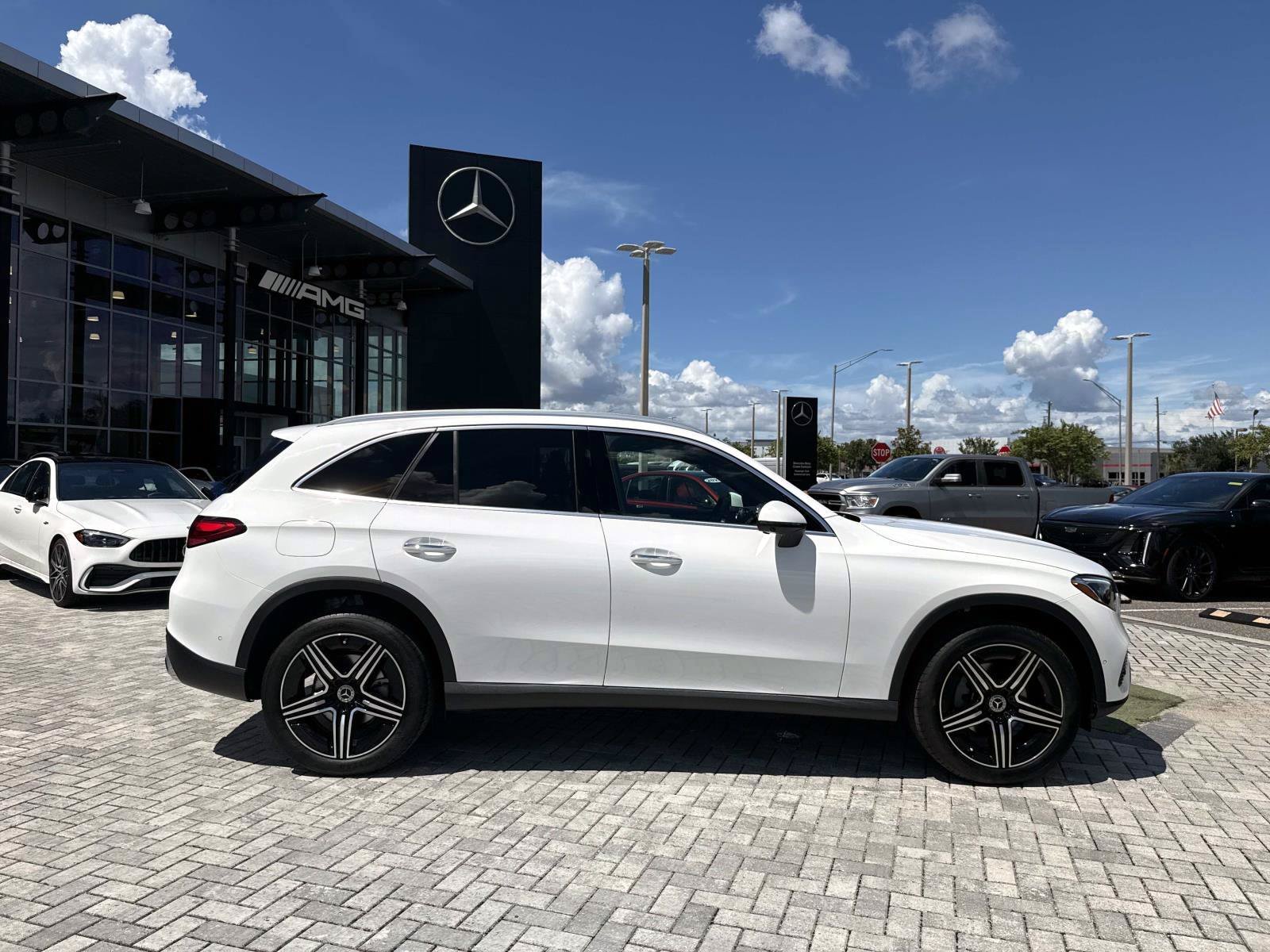 New 2027 Polar White Mercedes-Benz 300 SUV image 6