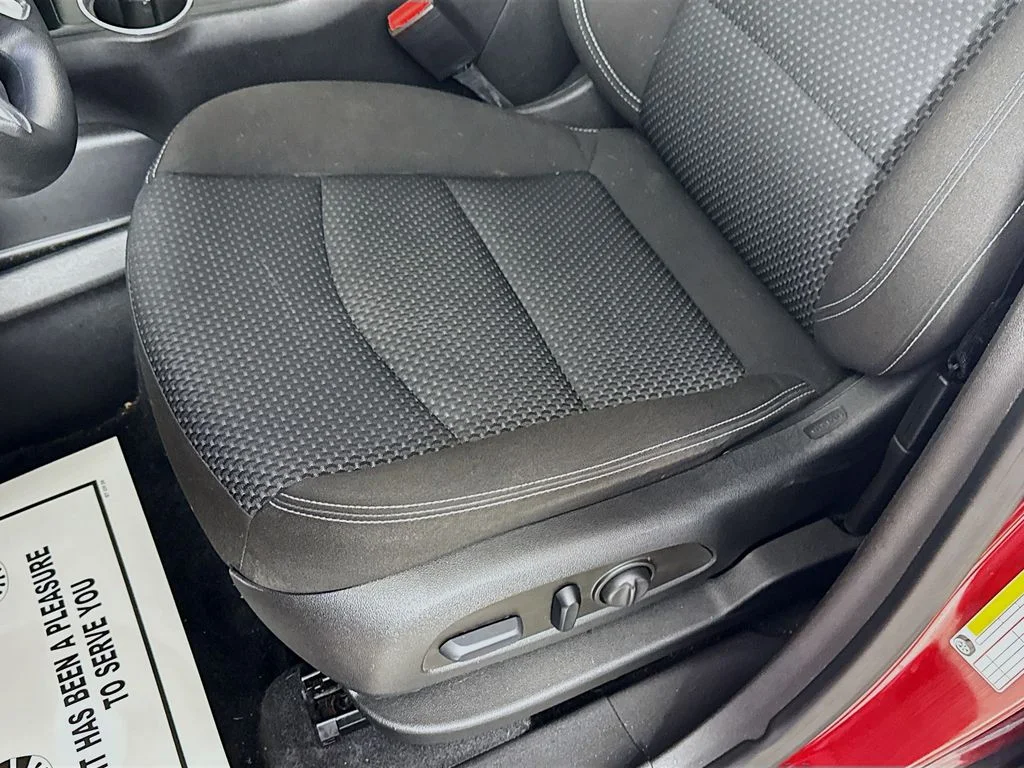Used 2022 Cayenne Red Tintcoat GMC SLE image 21
