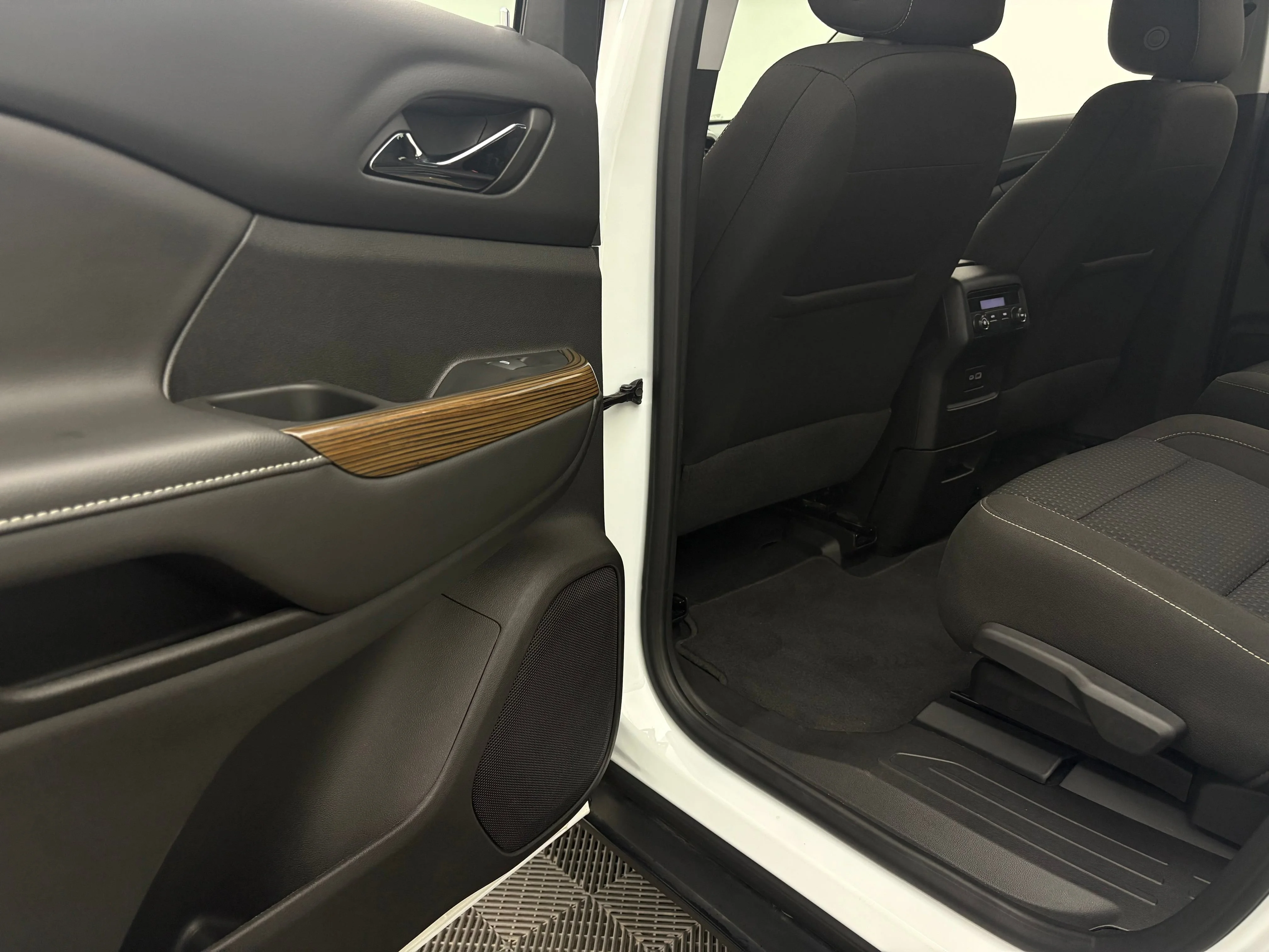 Used 2023 Summit White GMC SLE image 36