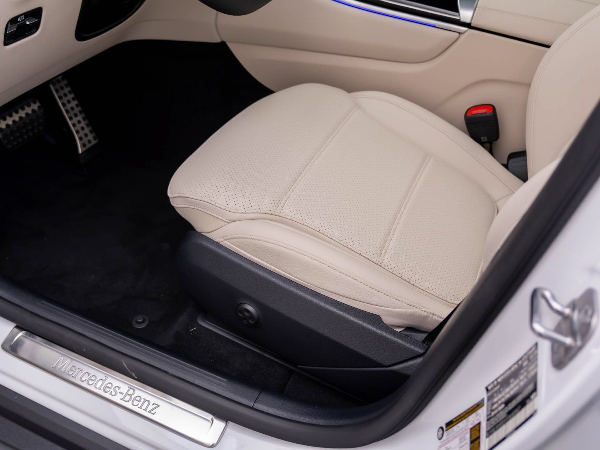 New 2027 MANUFAKTUR Moonlight White Metallic Mercedes-Benz GLC 300 Coupe image 59