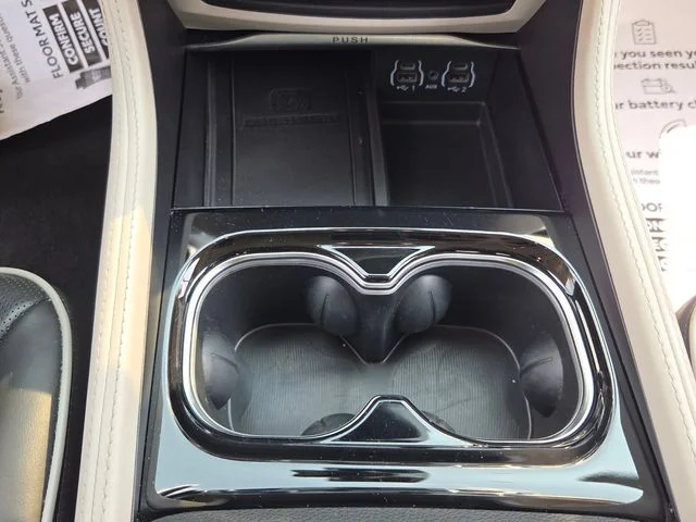 Used 2024 Silver Chrysler Limited image 18