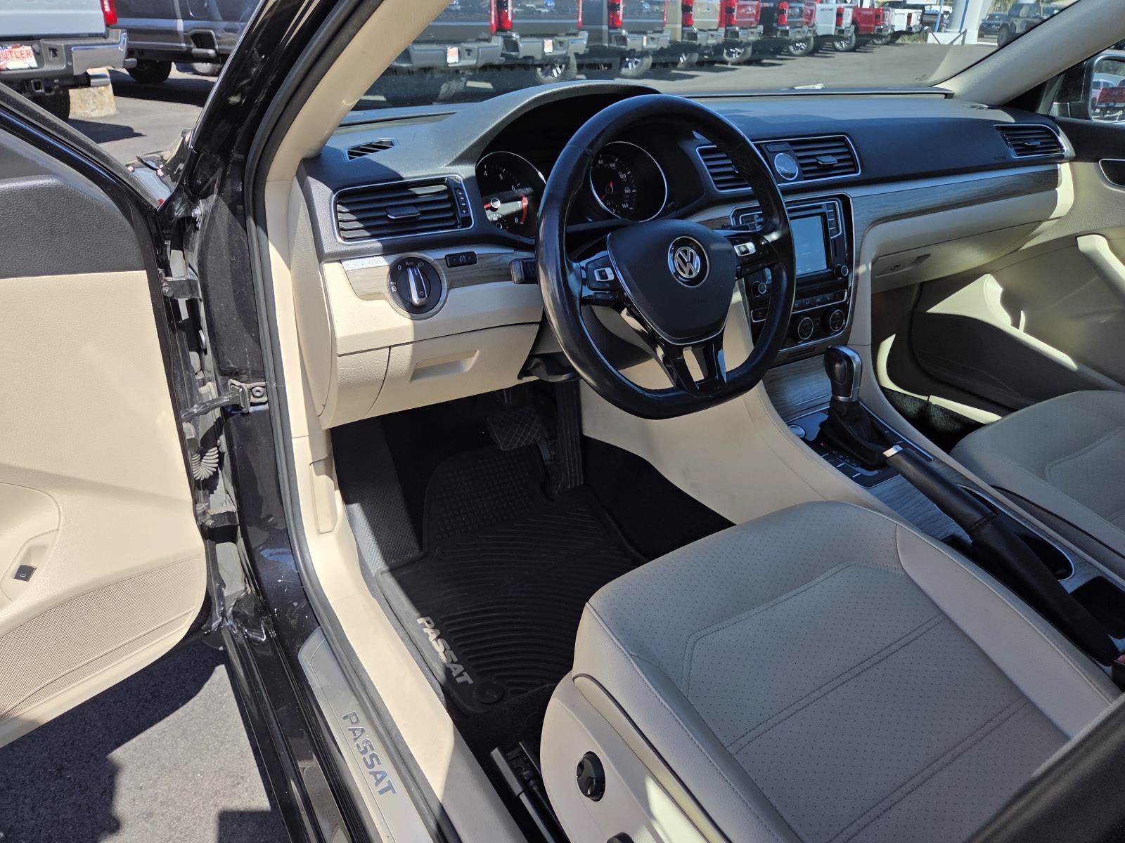 Used 2017  Volkswagen 1.8T SE w/Technology image 11
