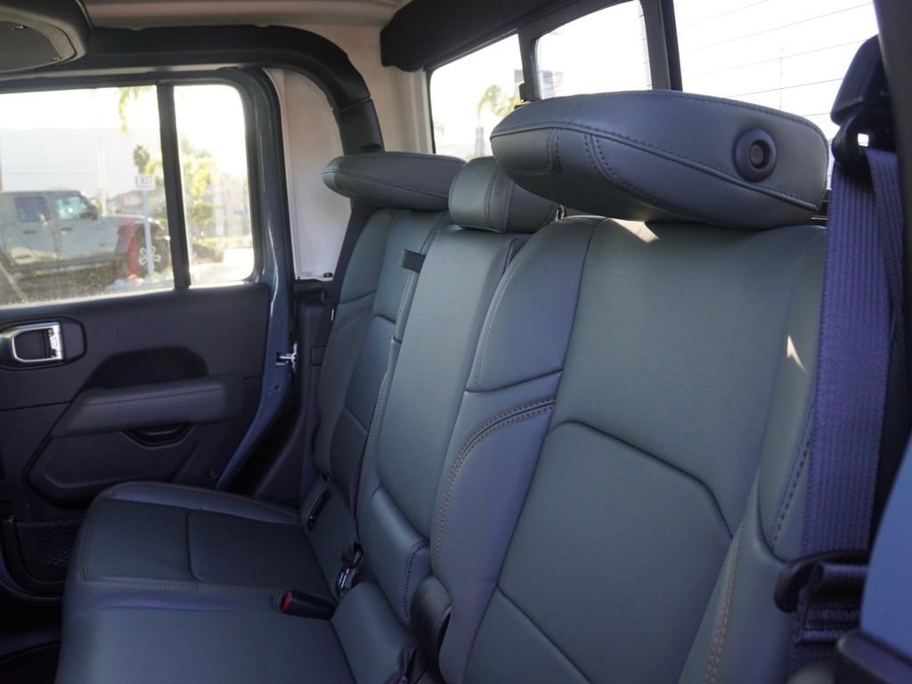 New 2026 Anvil Clear-Coat Exterior Paint Jeep Mojave image 18