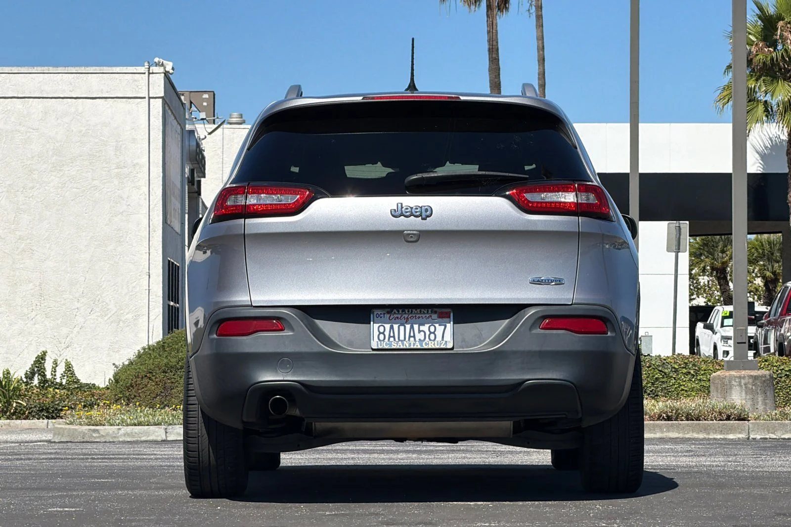 Used 2018 Silver Jeep Latitude image 5