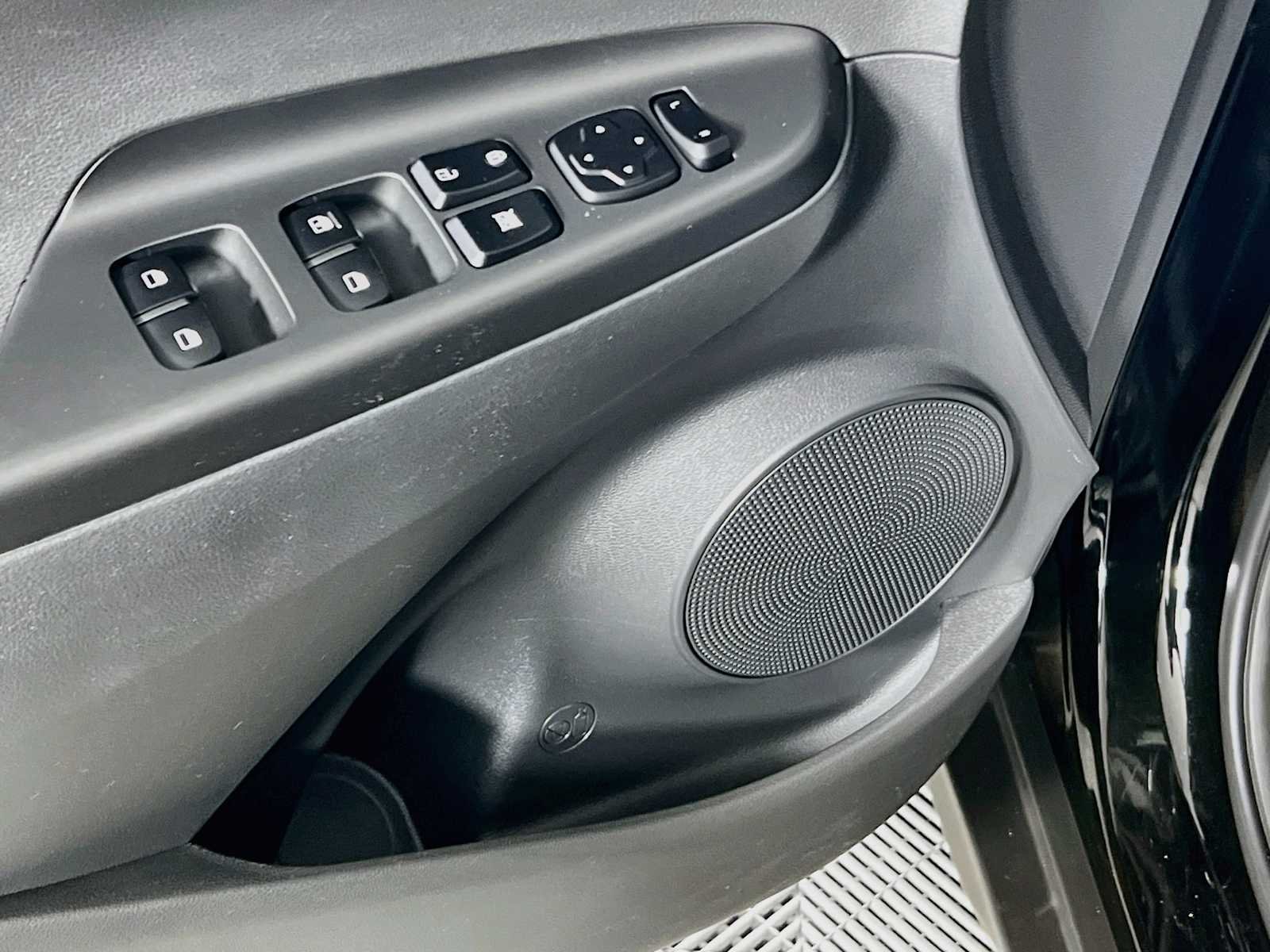 Used 2020 Ultra Black Hyundai SE image 19