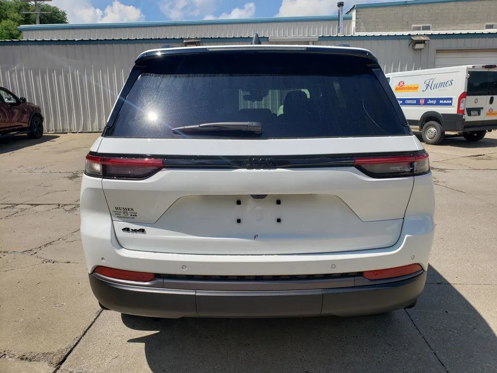 New 2026 Bright White Clearcoat Jeep Laredo Altitude image 4