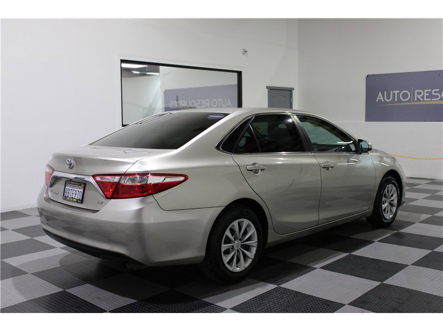 2016 Toyota Camry LE photo 4