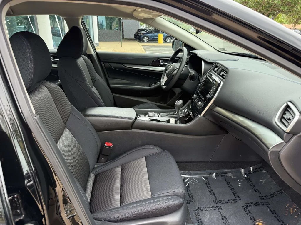 Used 2020 Black Nissan 3.5 S image 13