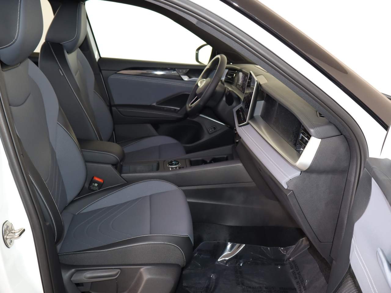 New 2026 0P2T Volkswagen SE R-Line Black 4Motion image 12