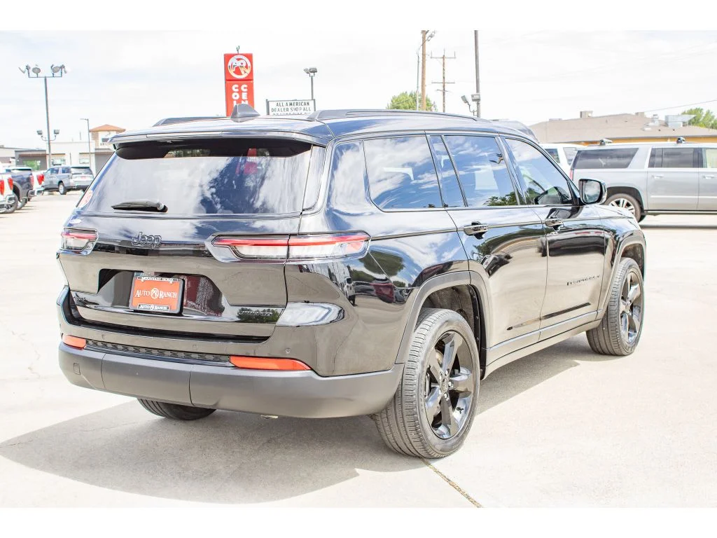 Used 2024 Diamond Black Crystal Pearlcoat Jeep Limited image 8