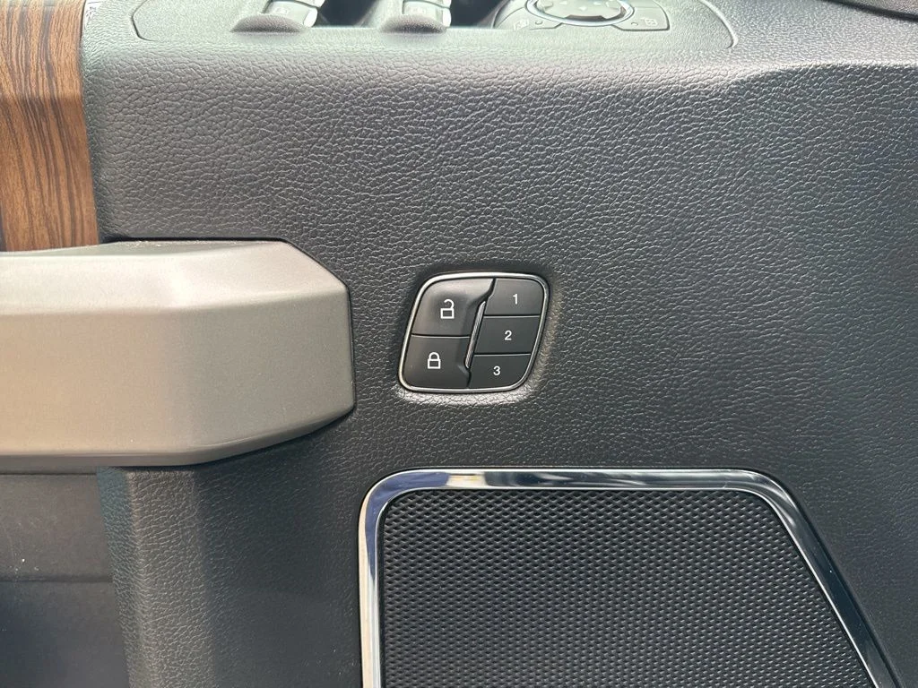 Used 2018 White Ford Lariat image 9