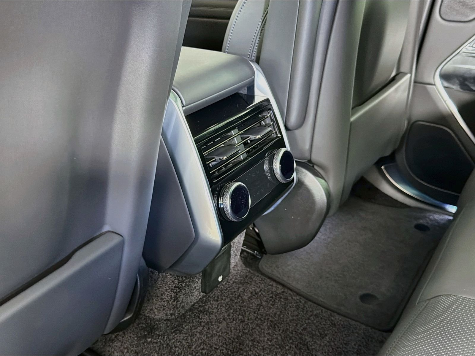 New 2026 Santorini Black Land Rover SE image 28