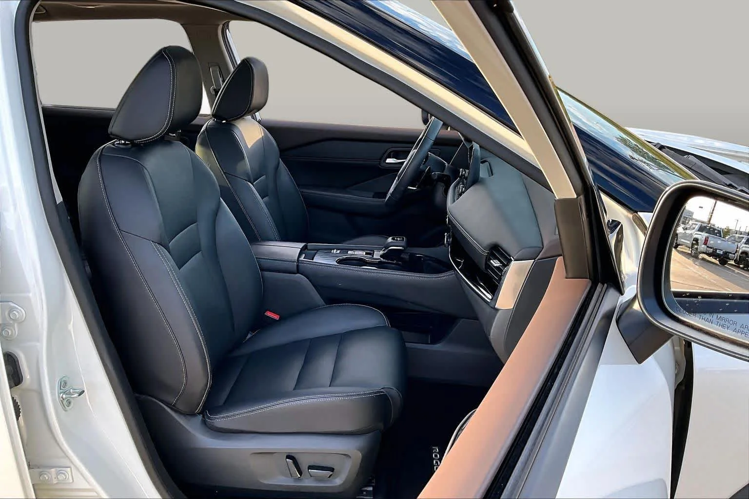 Used 2023 Pearl White Tricoat Nissan SL image 9