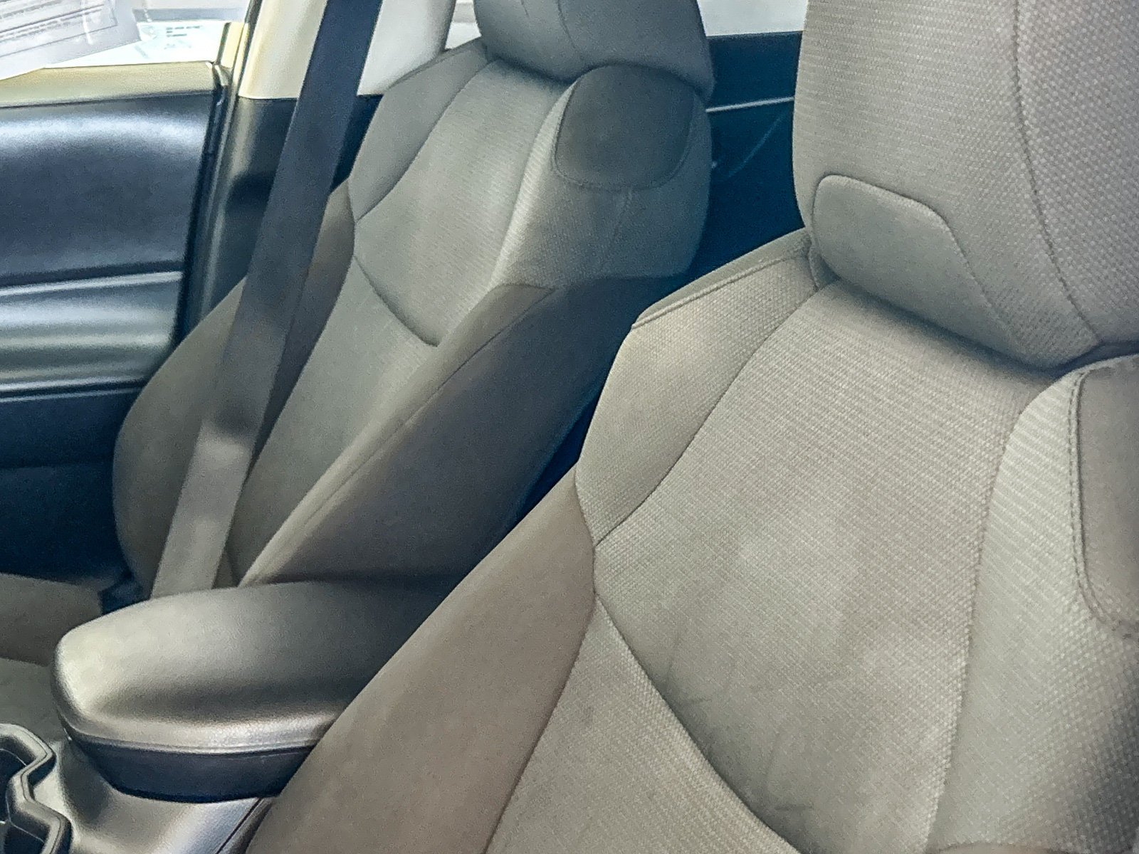 2025 Toyota RAV4 XLE - Photo 23