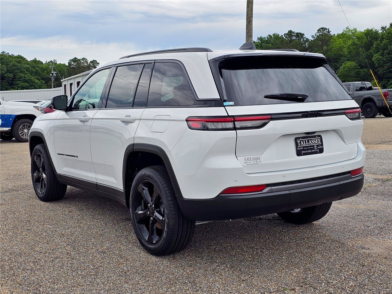 New 2026 Bright White Clear-Coat Exterior Paint Jeep Limited image 12