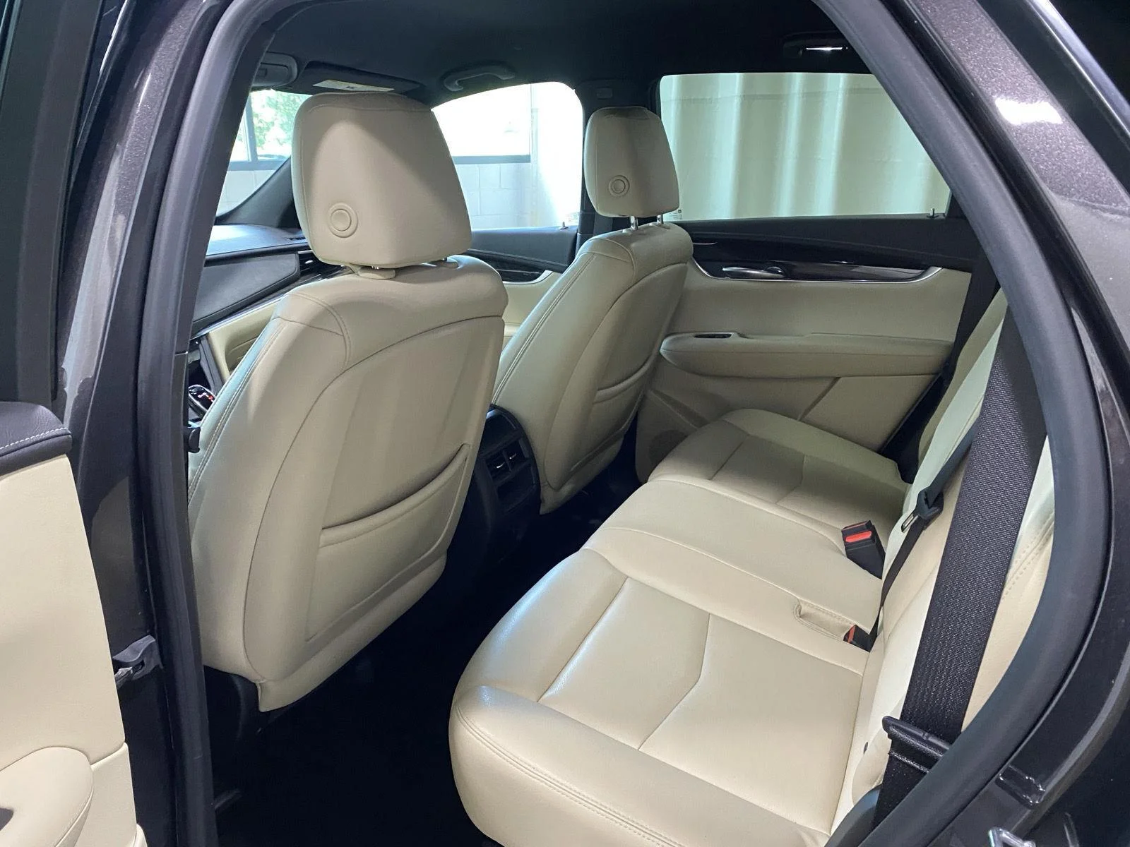 Used 2018 Dark Granite Metallic Cadillac FWD image 15