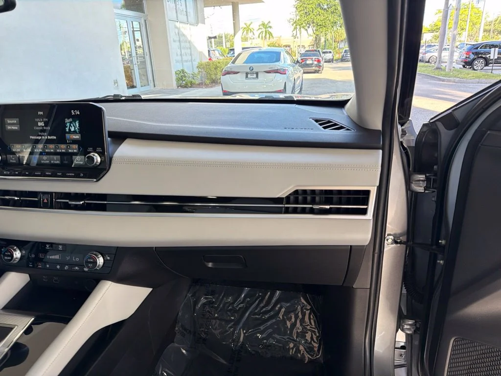 Used 2022 Silver Mitsubishi SEL image 27