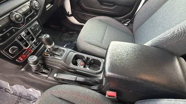 Used 2025 White Jeep 4-Door Rubicon 4x4 image 13