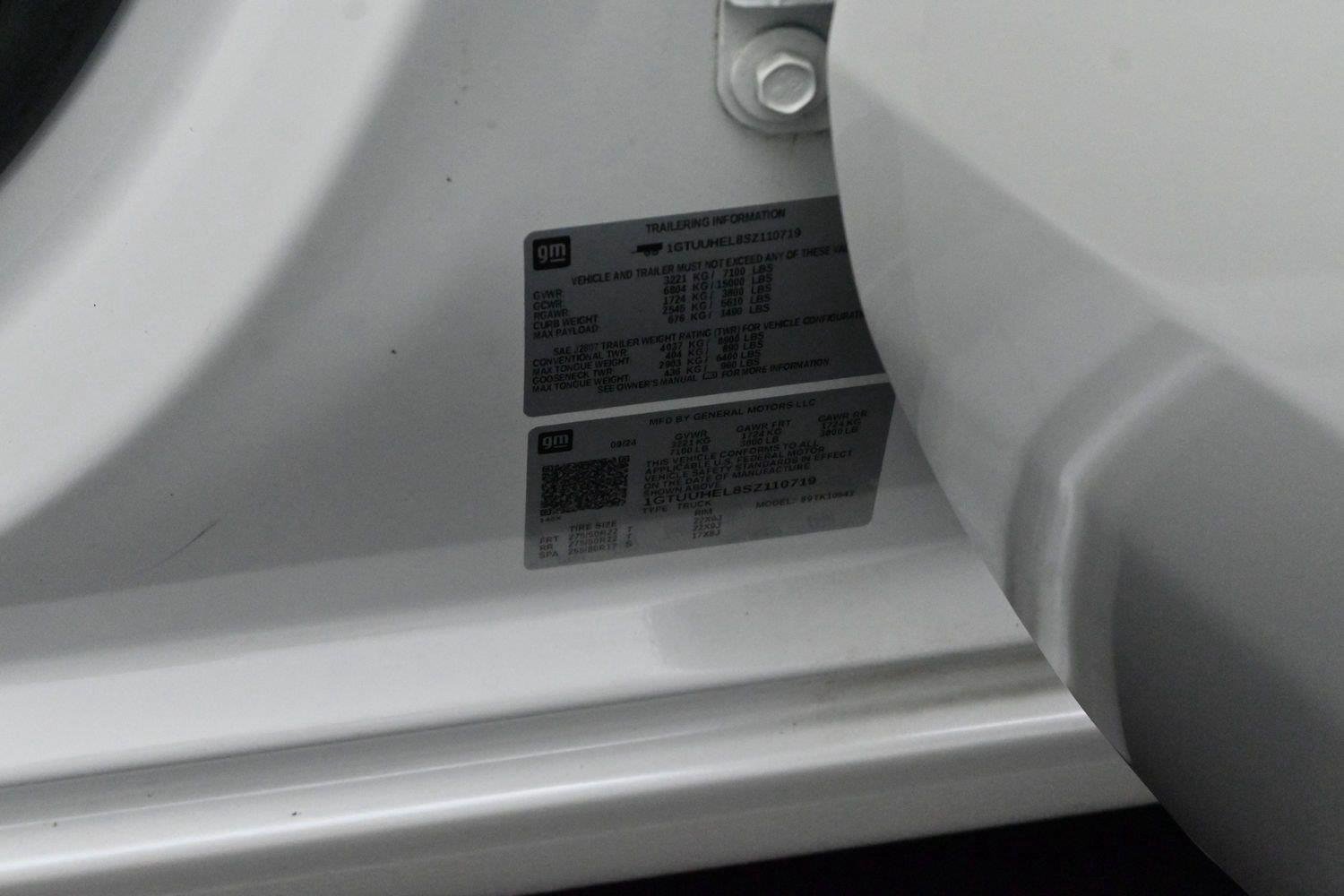 Used 2025 White Frost Tricoat GMC Denali Ultimate image 40