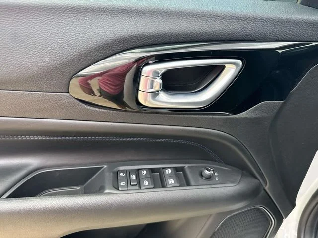 New 2026 White Jeep Latitude image 21