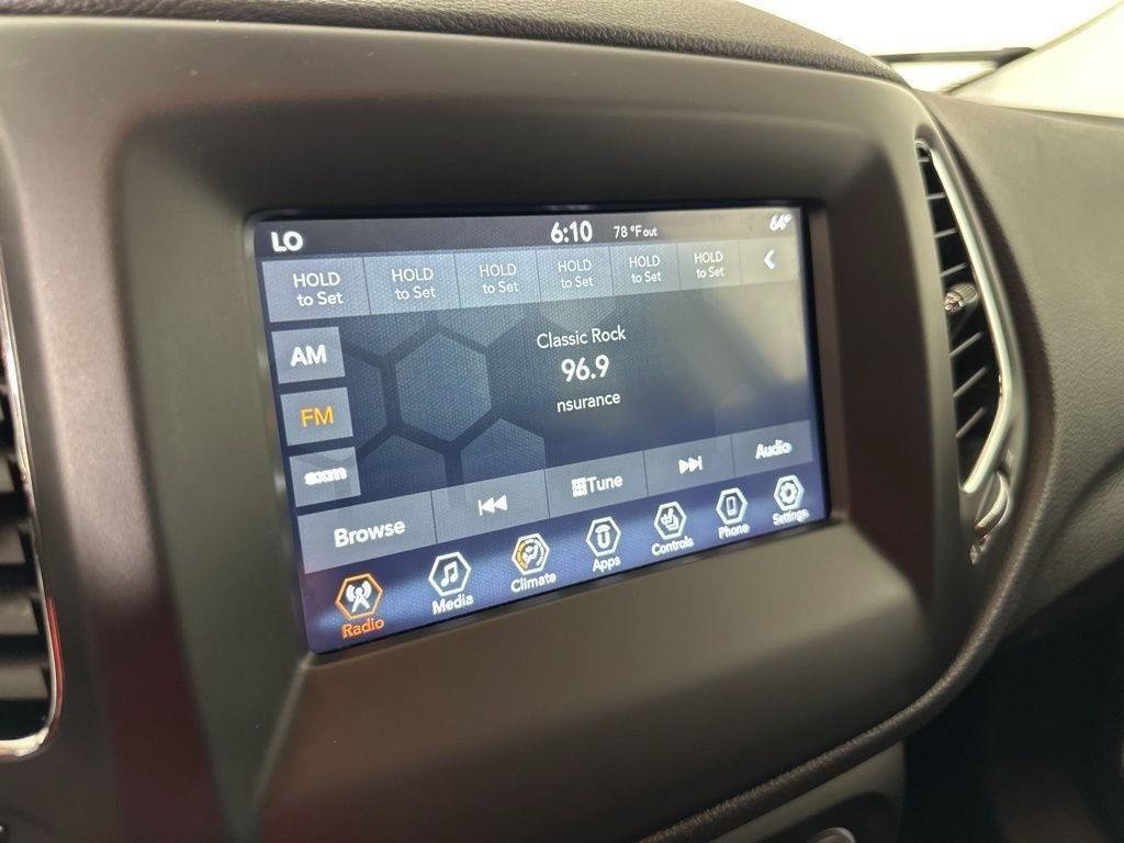 Used 2019  Jeep  image 3