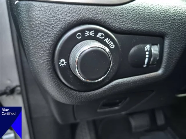 Used 2020 Silver Jeep Latitude image 17